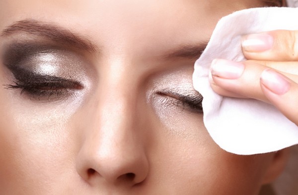 Tips To Remove Eye Makeup Properly